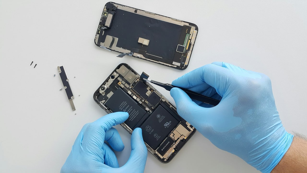 Smartphone Diagnose am Reparaturplatz