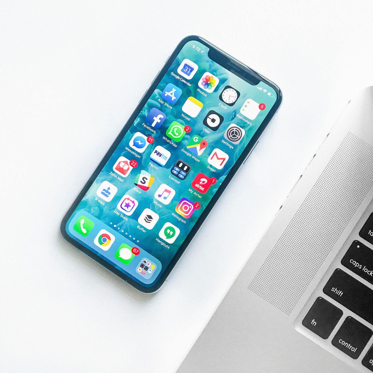 Smartphone mit Apps auf einem hellen Arbeitstisch